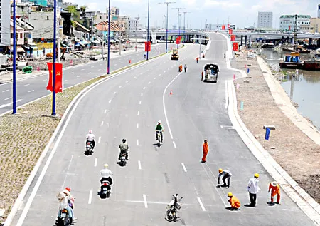 Đại lộ Đông-Tây tại TPHCM, một dự án sử dụng vốn ODA. Đại lộ Đông-Tây tại TPHCM, một dự án sử dụng vốn ODA.